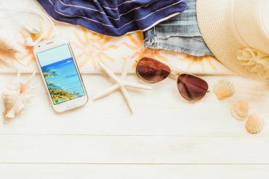 ahşap tahta üzerinde plaj aksesuarları