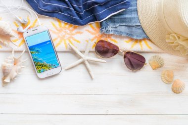 ahşap tahta üzerinde plaj aksesuarları