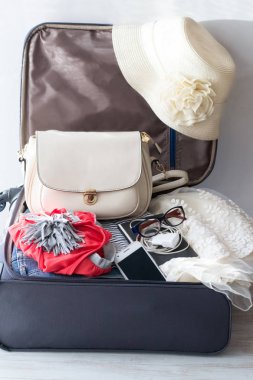 Seyahat için şeyler ile açılan bavul