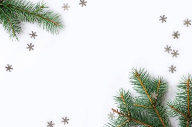 Köknar ağacı ve kar taneleriyle Noel arkaplanı