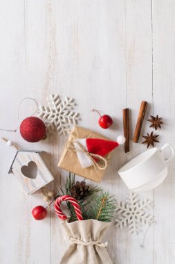 Hediyeler ve dekorasyonlarla dolu bir Noel çantası.