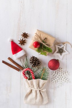 Hediyeler ve dekorasyonlarla dolu bir Noel çantası.