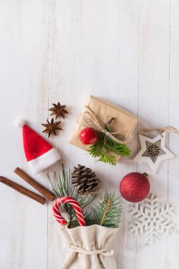 Hediyeler ve dekorasyonlarla dolu bir Noel çantası.