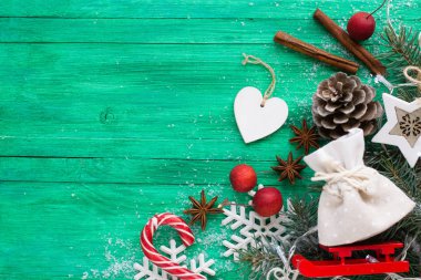 Noel arkaplanı, zümrüt ahşap masa süslemeleri, düz döşeme tarzı.