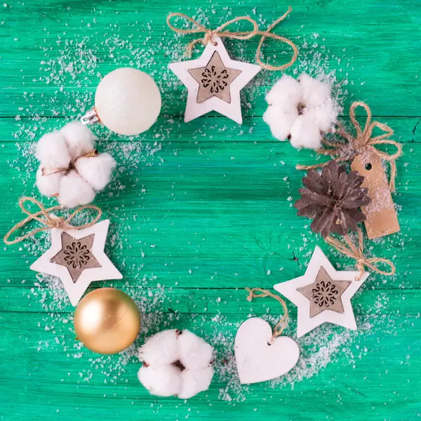 Christmas Background Decorations Emerald Wooden Desk Flat Lay Style Wreath — Stock Photo, Image