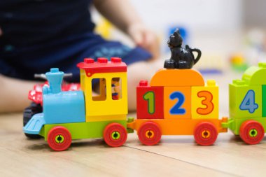 Ahşap zeminde oyuncak renkli lego treni 