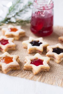 Yıldız kurabiyeleri ve çilek reçeli