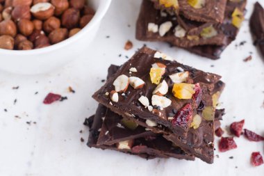 Kurutulmuş yaban mersinli, armutlu, fındıklı, siyah susamlı ev yapımı ve açık çikolatalı çikolata.