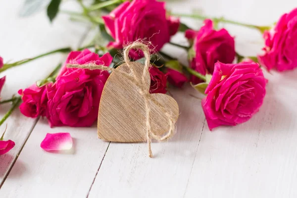Ξύλινη Καρδιά Και Ροζ Τριαντάφυλλα Ξύλινο Λευκό Τραπέζι Για Την — Φωτογραφία Αρχείου