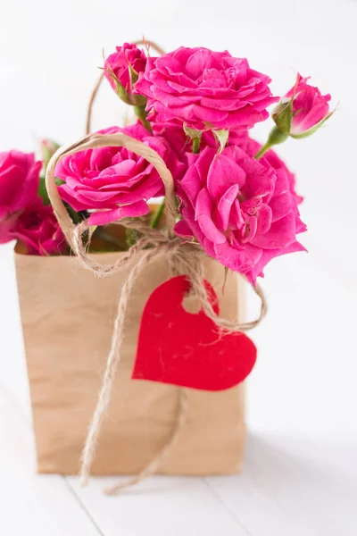 Roze Rozen Ambachtelijke Papieren Zak Met Rood Hart Voor Valentijnsdag — Stockfoto