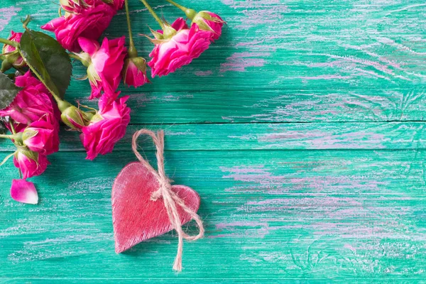 Ροζ Τριαντάφυλλα Και Κόκκινη Ξύλινη Καρδιά Σμαραγδένιο Ξύλινο Φόντο — Φωτογραφία Αρχείου