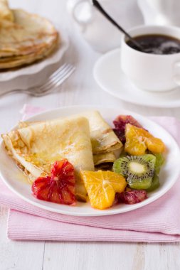 Sevgililer Günü için bal ve kalp şeklinde portakal ve kivi.