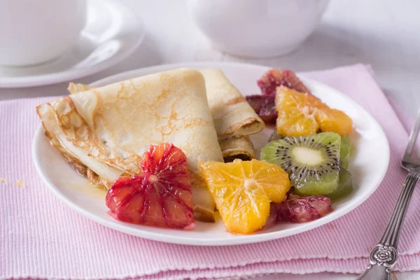 Pannkakor Med Honung Och Hjärtformade Apelsiner Och Kiwi För Alla — Stockfoto