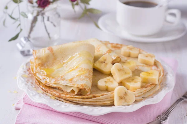 Panqueques Con Miel Plátanos Forma Corazón Para Día San Valentín — Foto de Stock