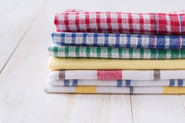 Mutfak havluları ahşap beyaz masaya istiflenir.