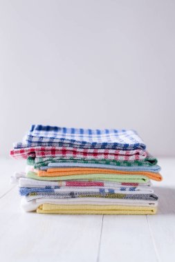 Mutfak havluları ahşap beyaz masaya istiflenir.