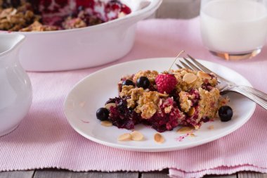 Pembe peçetede beyaz tabakta böğürtlen ezmesi