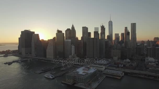 Manhattan distrito céntrico puesta del sol tiro aéreo crudo — Vídeo de stock