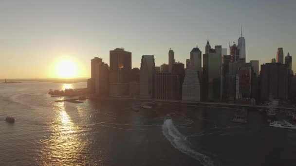 Manhattan distrito céntrico puesta del sol tiro aéreo crudo — Vídeos de Stock
