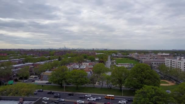 Luftaufnahme von brooklyn mit manhattan skyline, ny — Stockvideo