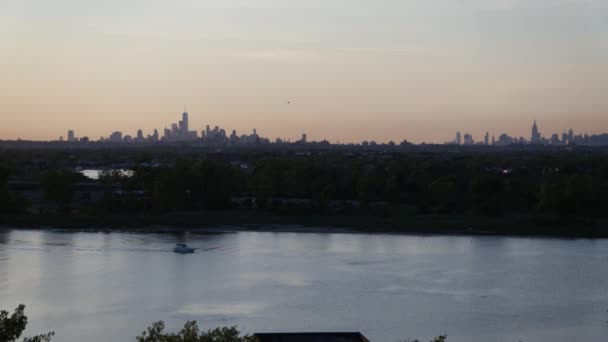 New York City Skyline pôr do sol a partir de Brooklyn drone metragem aérea — Vídeo de Stock