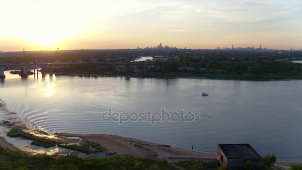 Panorama New Yorku západ slunce z Brooklyn hukot leteckých záběrů — Stock video