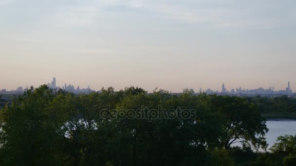 New Yorks Skyline solnedgången från Brooklyn antenn drönare footage — Stockvideo