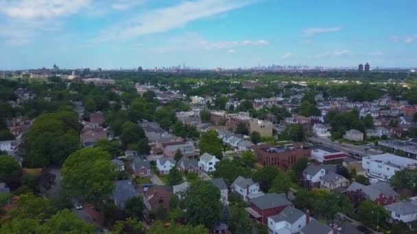 Luchtfoto de oprichting schot van Queens, New York op zonnige dag — Stockvideo