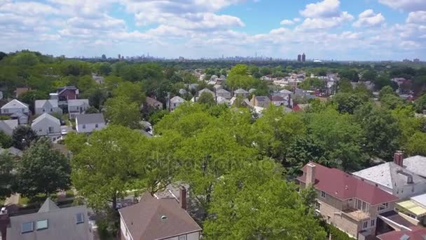 Pengambilan gambar Aerial Establishing di Queens, New York pada hari yang cerah — Stok Video