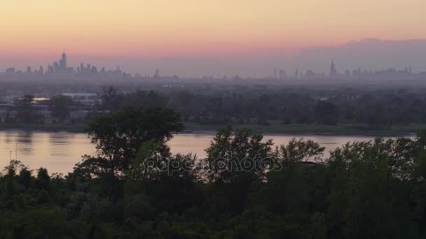 New York City Skyline zonsondergang uit Brooklyn luchtfoto drone beeldmateriaal — Stockvideo