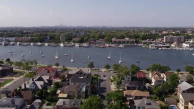 Brooklyn, Manhattan Beach Marina hava dron stok görüntüleri 4k