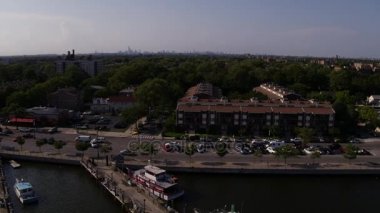 Brooklyn, şirketten Emmons Ave hava dron stok görüntüleri 4k 