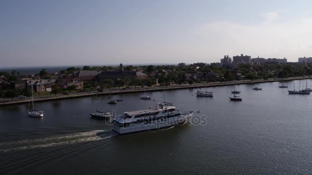 Aerial shot of a boat in the canal next to Emmons ave, Brooklyn, NY 4k — Stock Video