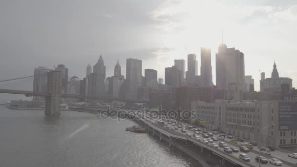 Sinematografi Drone Aerial Yang Menampilkan Jembatan Manhattan Dan Jembatan Brooklyn — Stok Video
