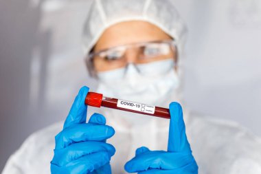 Covid 19 Coronavirus, Coronavirus araştırma laboratuarındaki bilim kadını doktor biyolojik tehlike koruma giysileri elinde bulunan tüpteki kanı enfekte etti. Coronavirus Covid-19 aşı araştırması