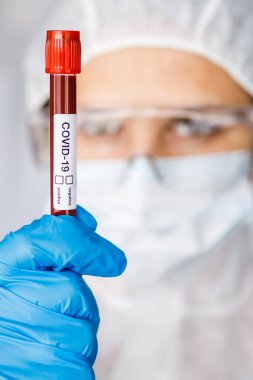 Covid 19 Coronavirus, Coronavirus araştırma laboratuarındaki bilim kadını doktor biyolojik tehlike koruma giysileri elinde bulunan tüpteki kanı enfekte etti. Coronavirus Covid-19 aşı araştırması