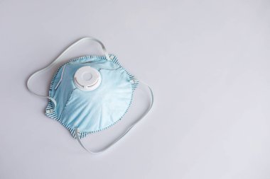 Korona COVID 19 virüs enfeksiyonunu önlemek için koruyucu maske. Örnek Metin Konumu.