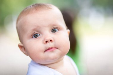 Güzel, kızgın, tatlı bir kız bebek.. 