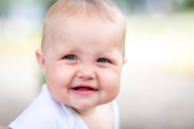 Güzel gülümseyen tatlı kız.