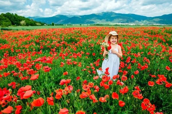 Linda Niña Campo Amapola —  Fotos de Stock