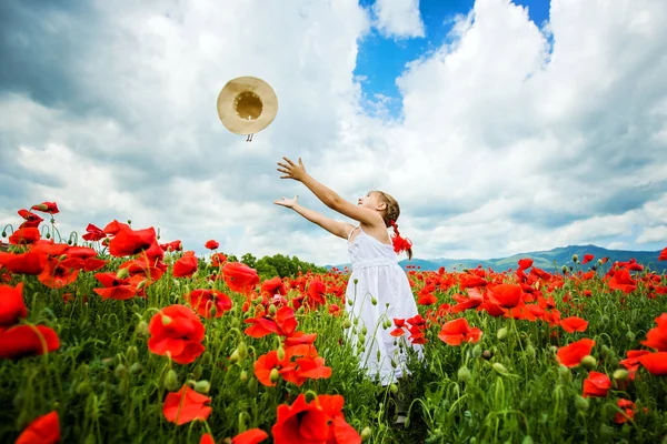 Menina Bonito Campo Papoula — Fotografia de Stock