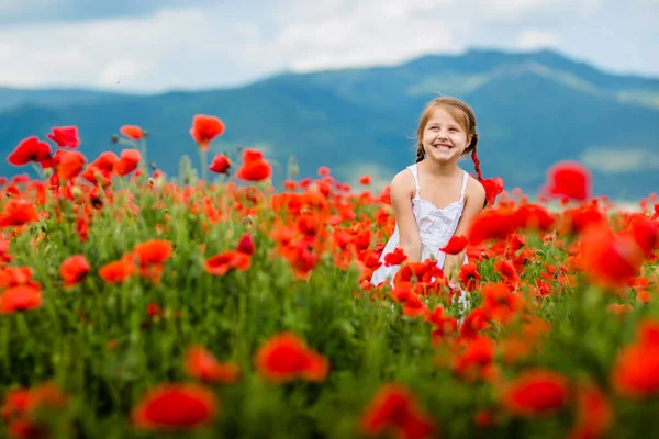 Menina Bonito Campo Papoula — Fotografia de Stock