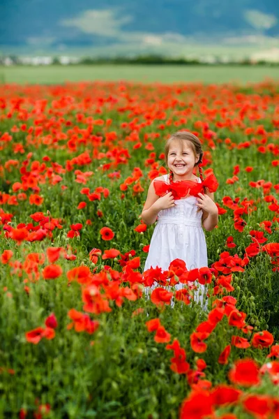 Menina Bonito Campo Papoula — Fotografia de Stock