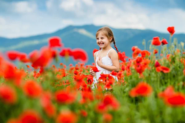 Menina Bonito Campo Papoula — Fotografia de Stock