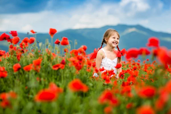 Menina Bonito Campo Papoula — Fotografia de Stock