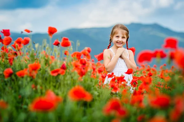 Menina Bonito Campo Papoula — Fotografia de Stock