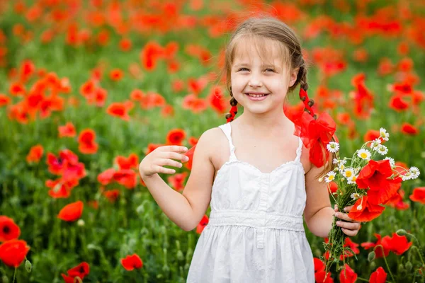 Menina Bonito Campo Papoula — Fotografia de Stock