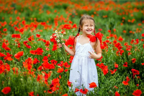 Menina Bonito Campo Papoula — Fotografia de Stock