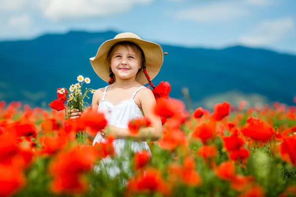 Menina Bonito Campo Papoula — Fotografia de Stock