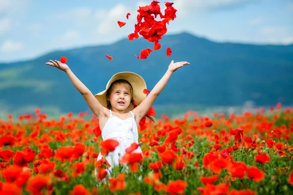 Menina Bonito Campo Papoula — Fotografia de Stock